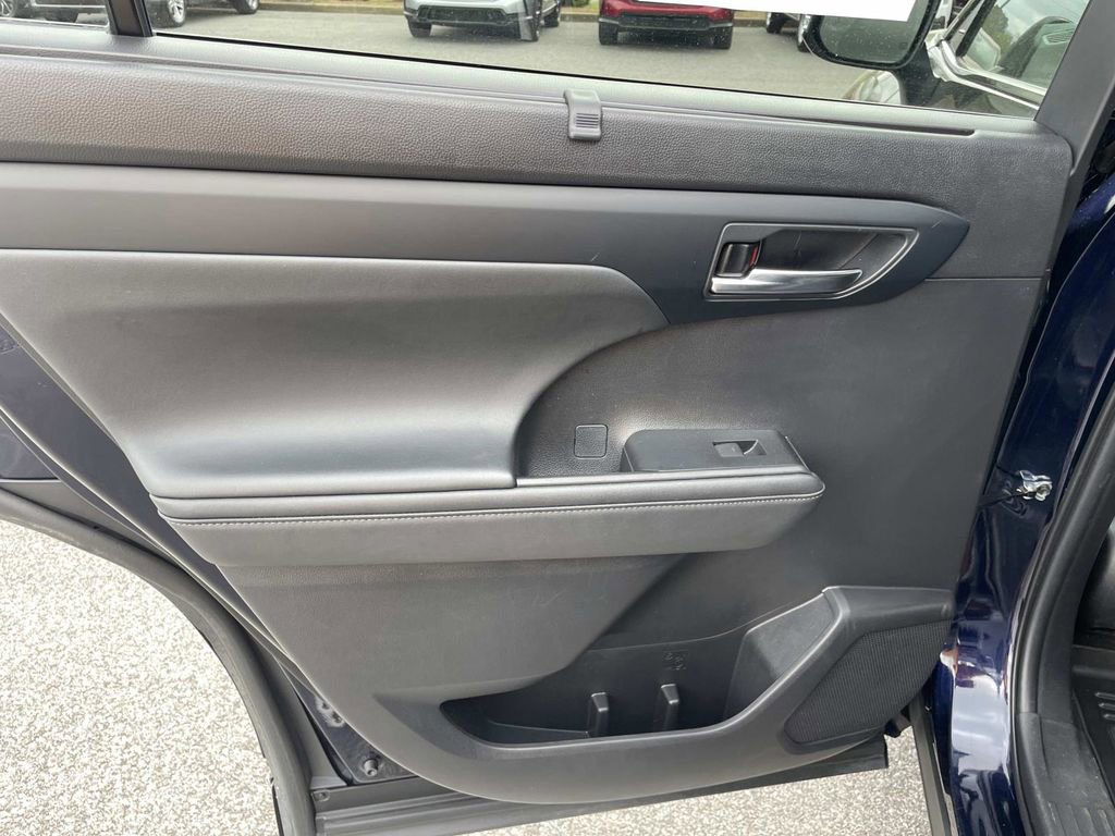 Used 2023 Toyota Highlander XLE image 14