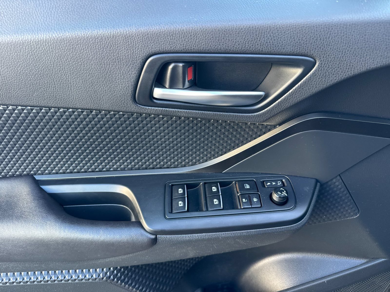 Used 2018 Toyota C-HR XLE FWD image 11
