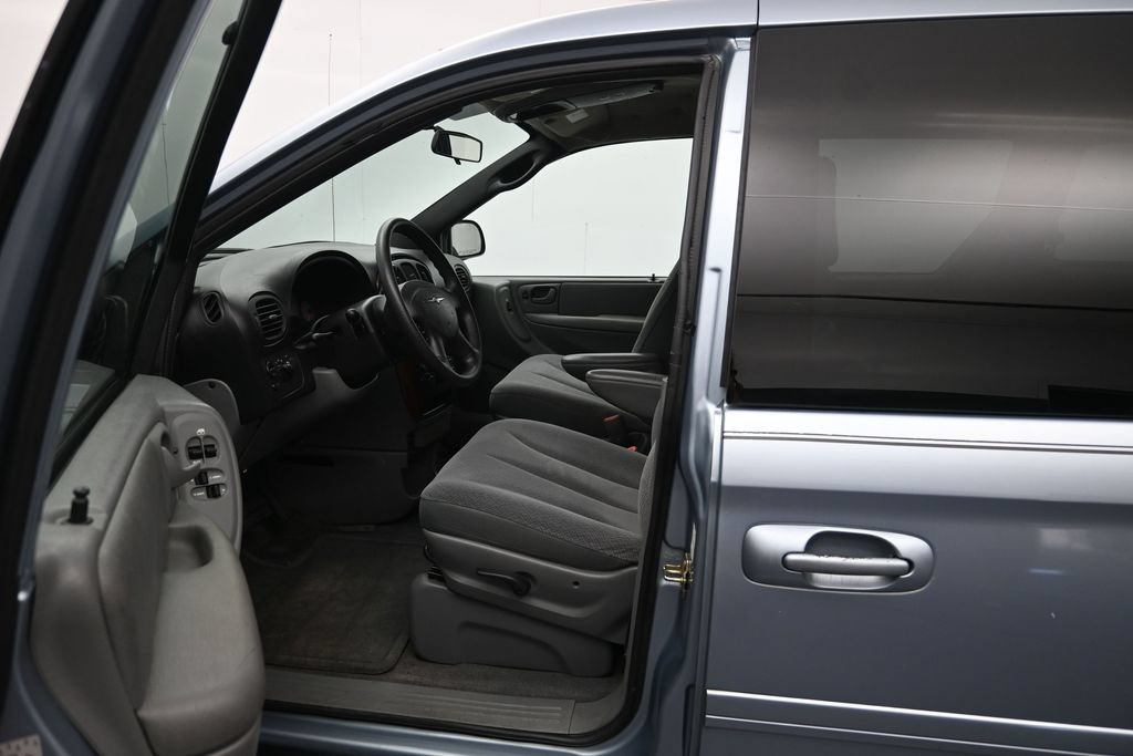 Used 2005 Chrysler Town & Country LX w/ Popular Equipment Group II FWD image 17