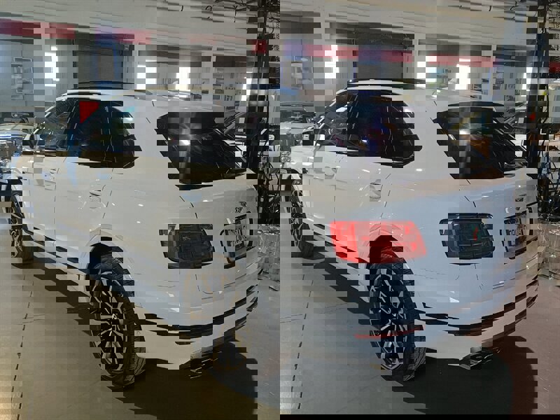 Used 2019 Bentley Bentayga image 3