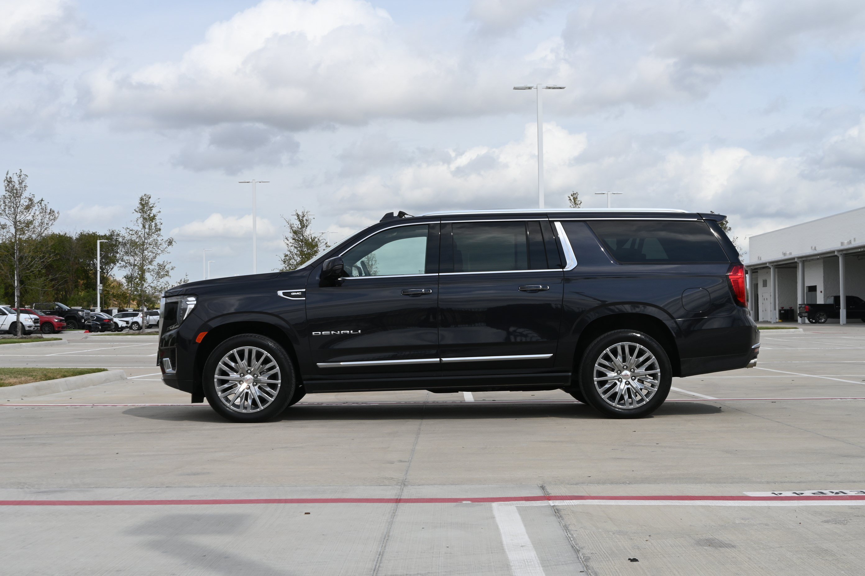 Used 2023 GMC Yukon XL Denali AWD/4WD image 6