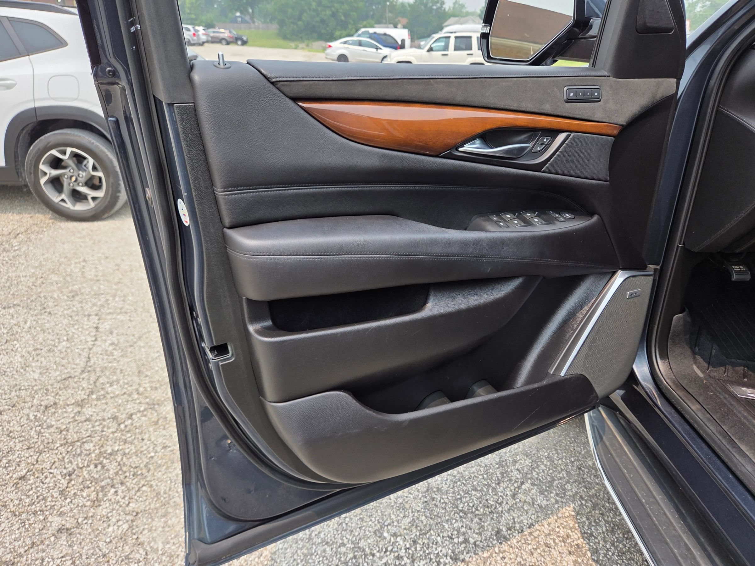 Used 2019 Cadillac Escalade ESV Luxury AWD/4WD image 16
