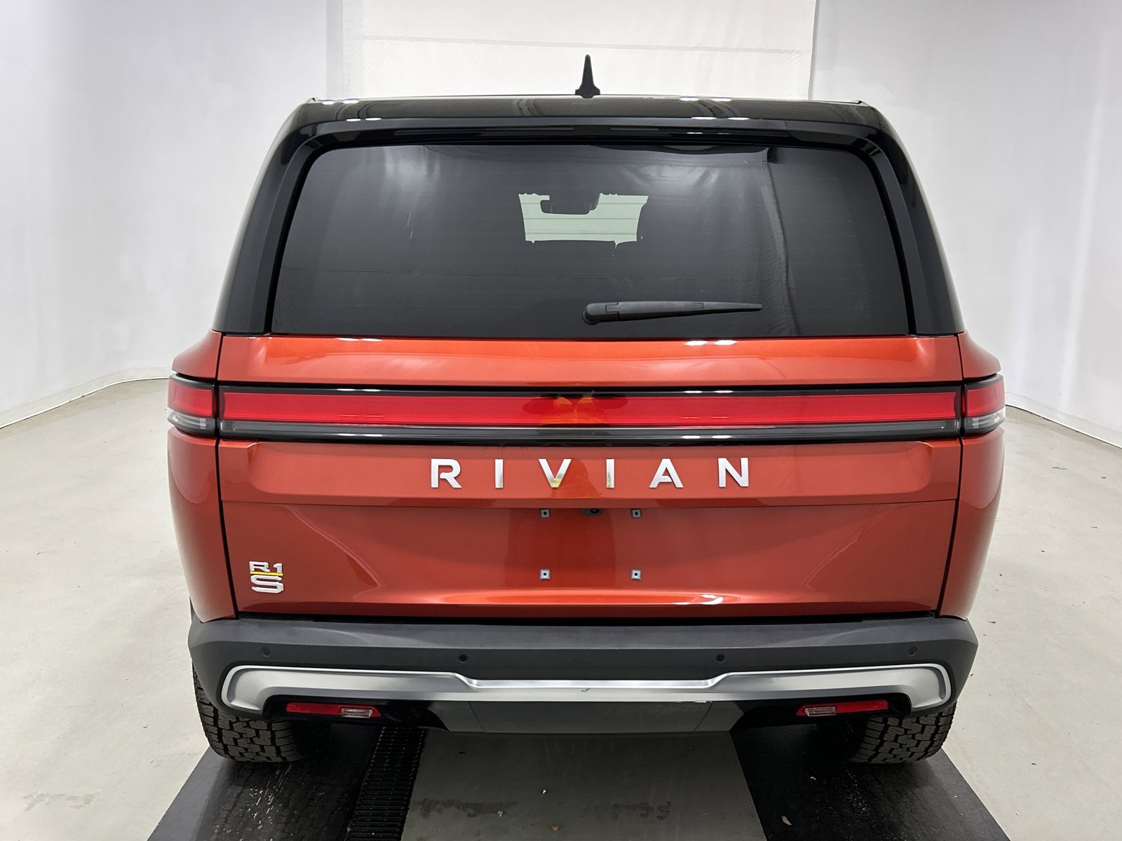 Used 2023 Rivian R1S Launch Edition image 4