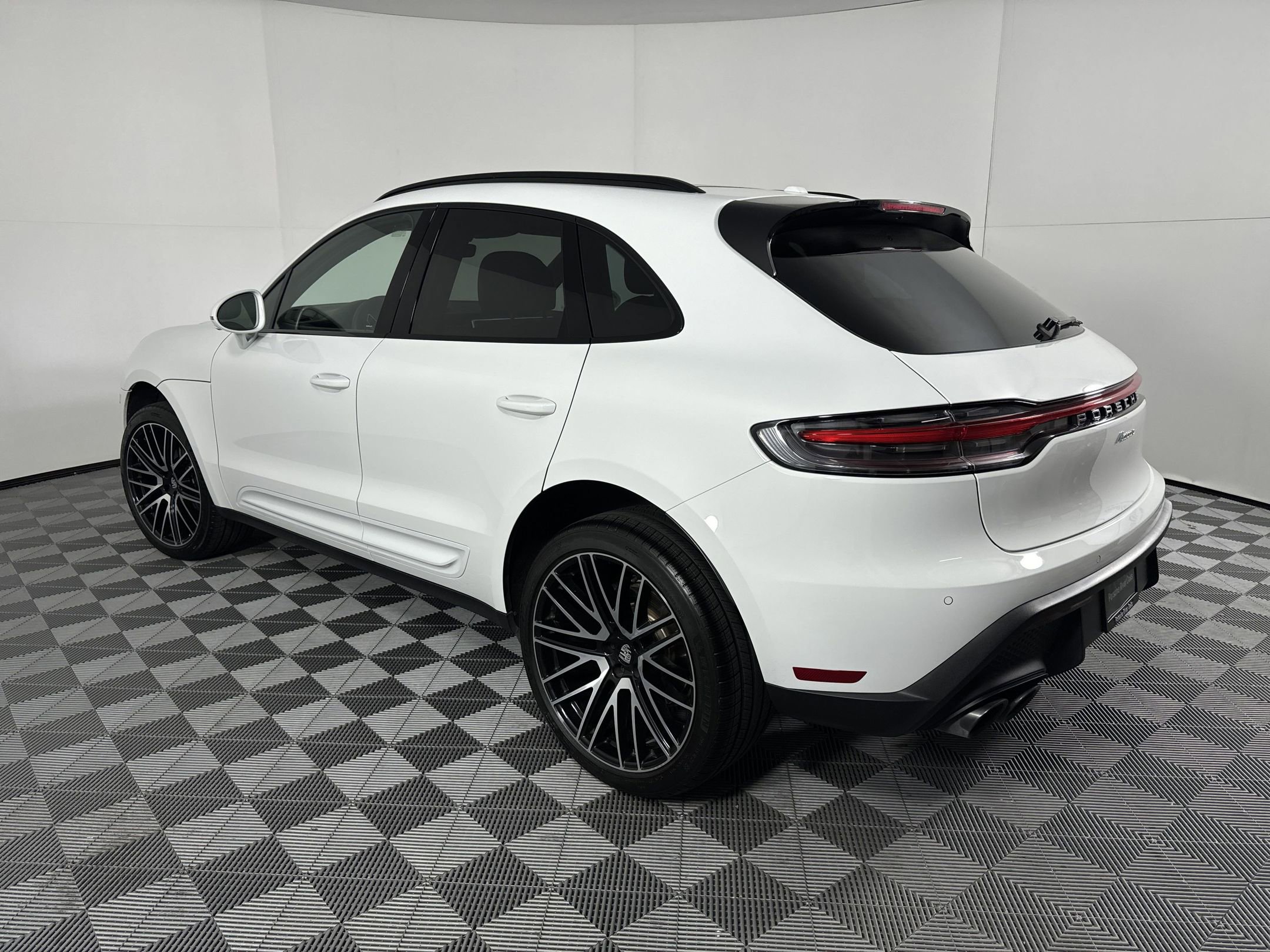 Certified 2025 Porsche Macan image 3
