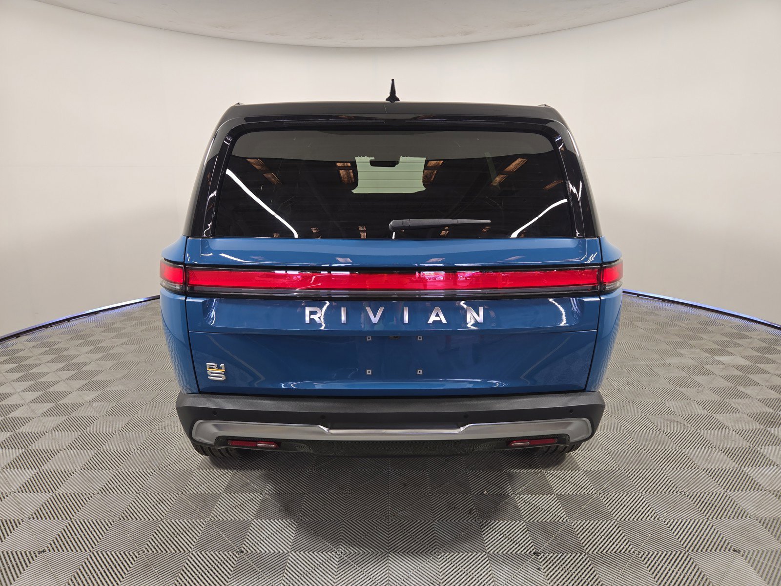 Used 2024 Rivian R1S Adventure AWD/4WD image 4