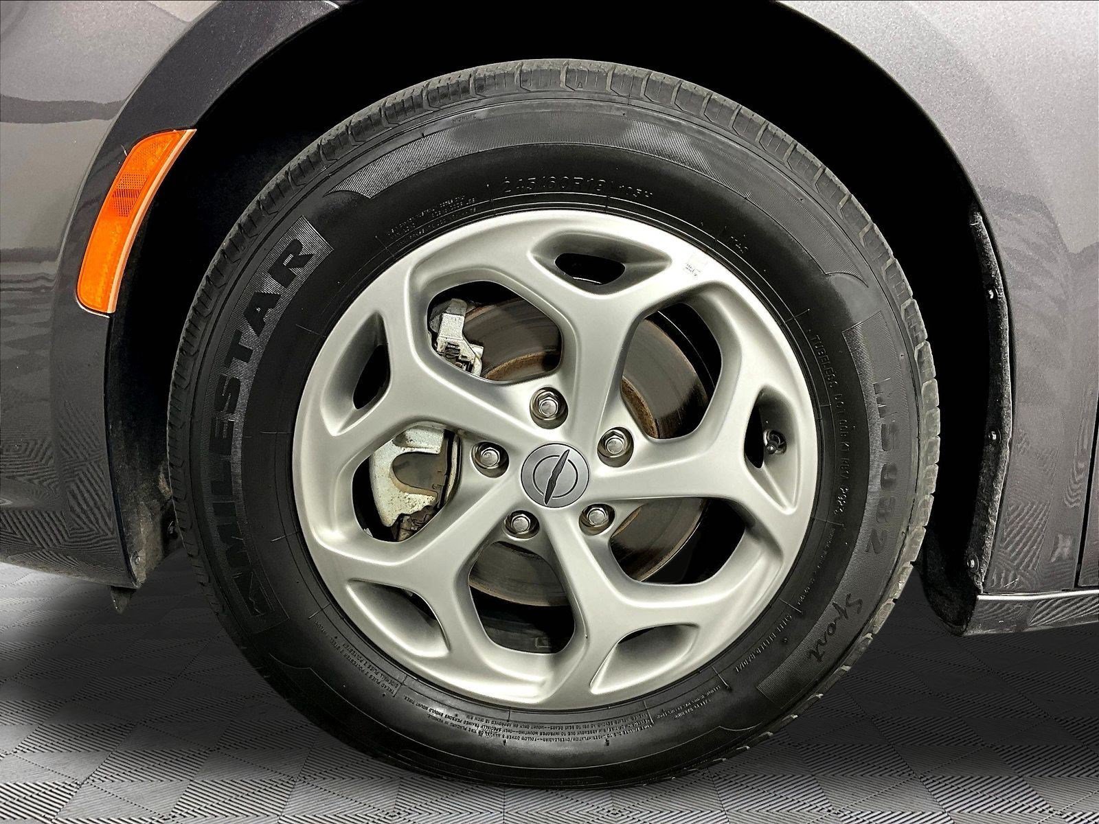 Used 2023 Chrysler Pacifica Limited FWD image 35