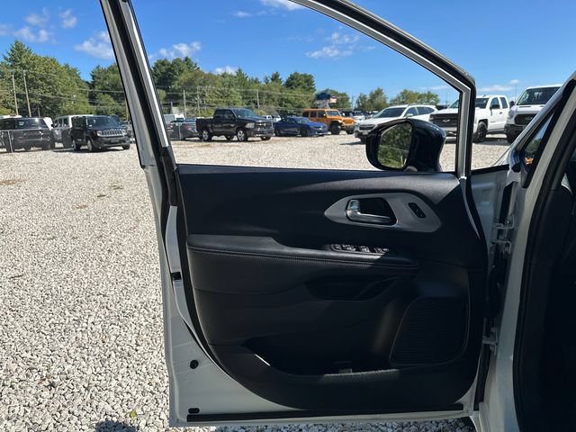Used 2025 Chrysler Pacifica Limited AWD/4WD image 26