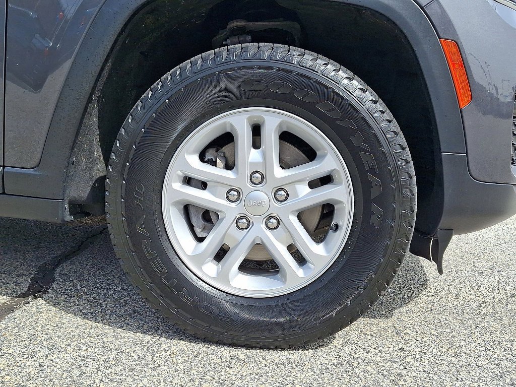 Certified 2023 Jeep Grand Cherokee Laredo w/ Luxury Tech Group I AWD/4WD image 27