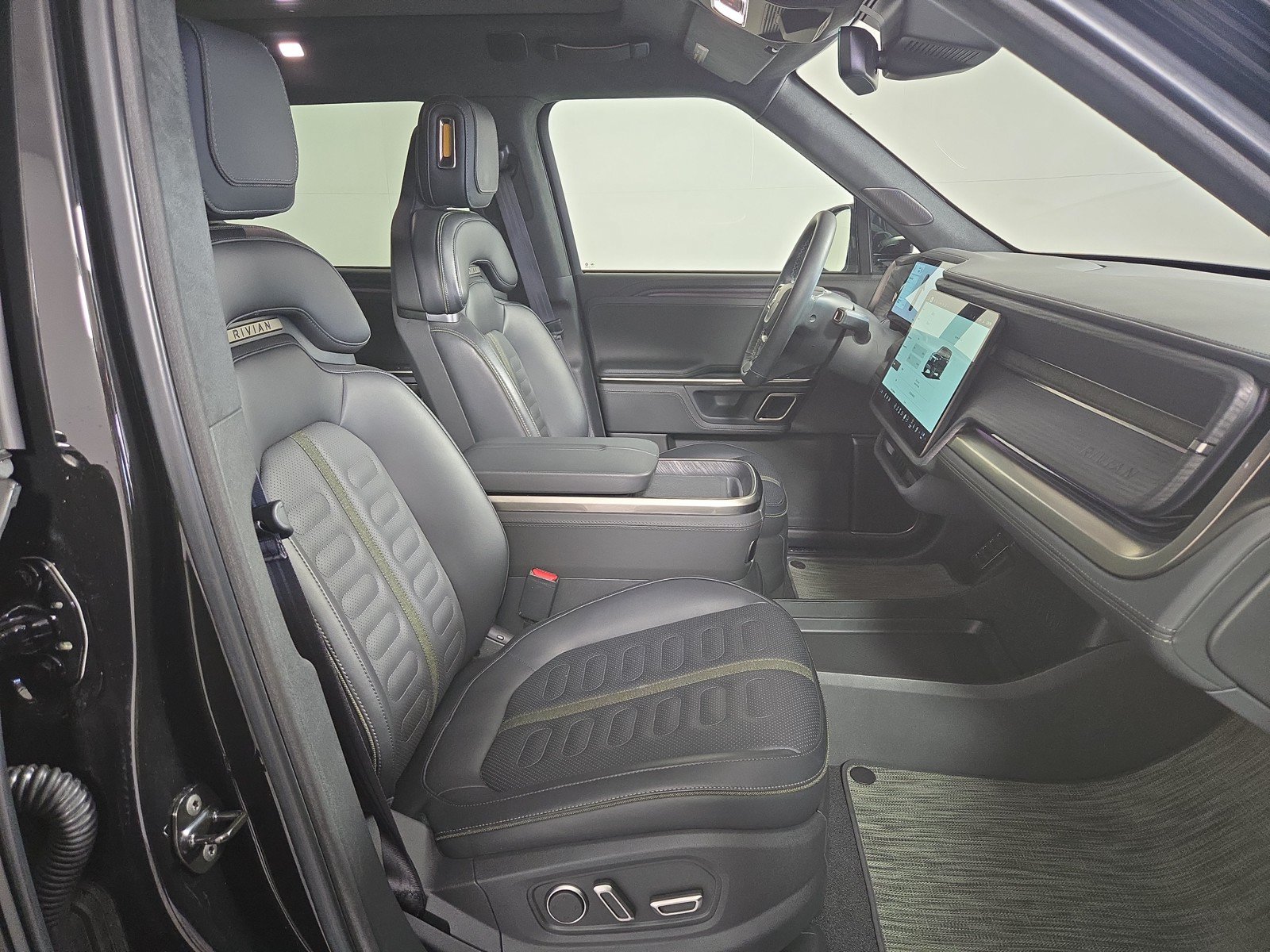 Used 2024 Rivian R1S Adventure AWD/4WD image 24