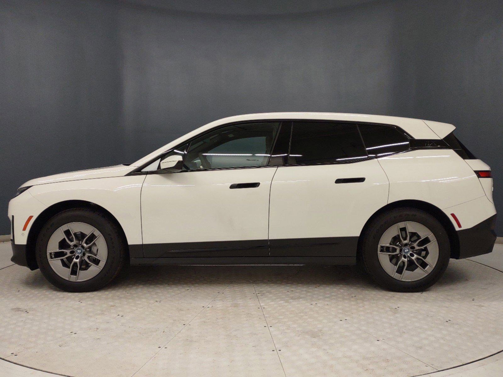 Used 2023 BMW iX xDrive50 image 2