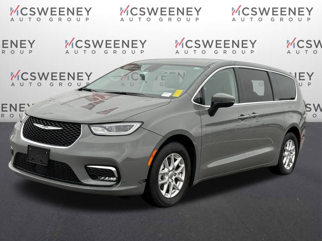 Used 2023 Chrysler Pacifica Touring-L image 1