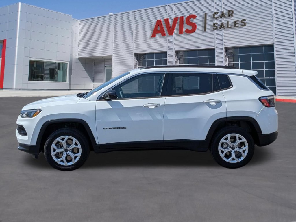 Used 2025 Jeep Compass Latitude w/ Sun & Sound Group AWD/4WD image 10
