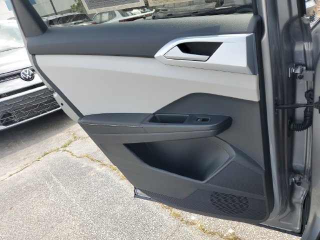 Certified 2025 Volkswagen Taos SE w/ Panoramic Sunroof Package FWD image 19