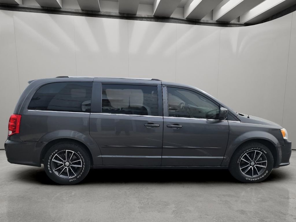 Used 2017 Dodge Grand Caravan SXT FWD image 7
