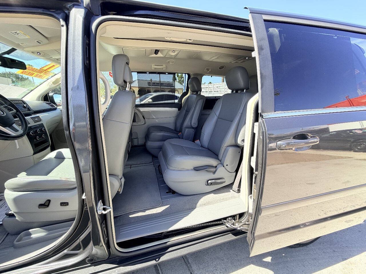 Used 2011 Volkswagen Routan SE FWD image 15