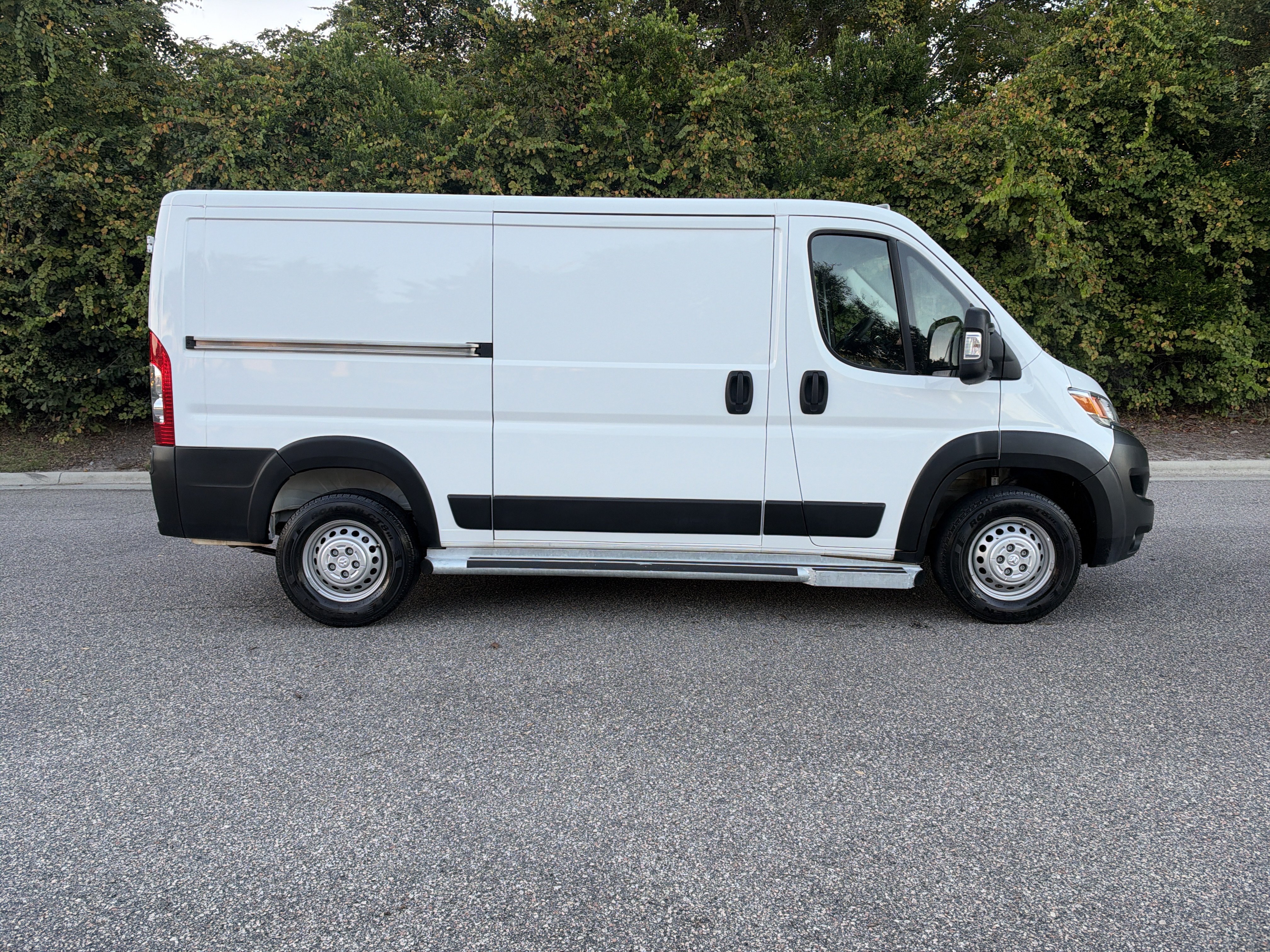 Used 2025 RAM ProMaster 2500 w/ U-Haul Equipment Group FWD image 10