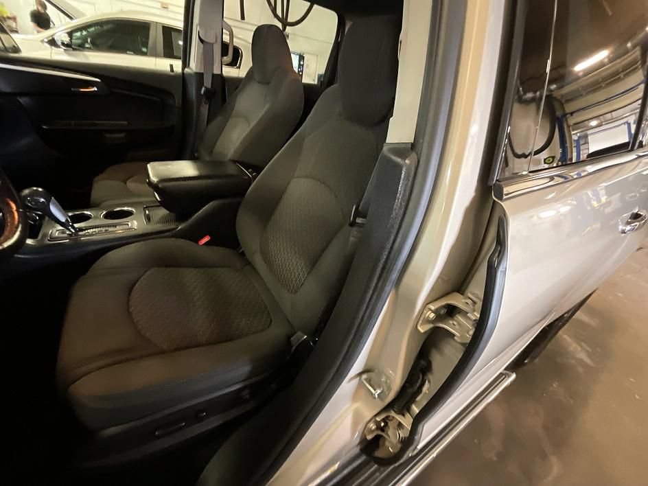 Used 2011 Chevrolet Traverse LT w/ LPO, 'HIT The Road' Package AWD/4WD image 5