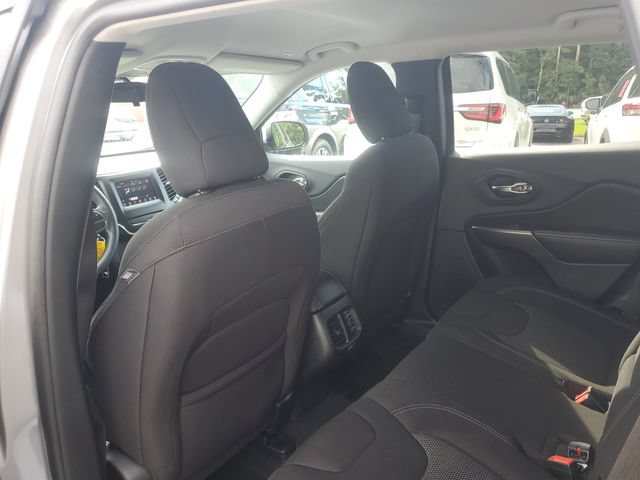 Used 2019 Jeep Cherokee Latitude w/ Popular Appearance Group FWD image 8