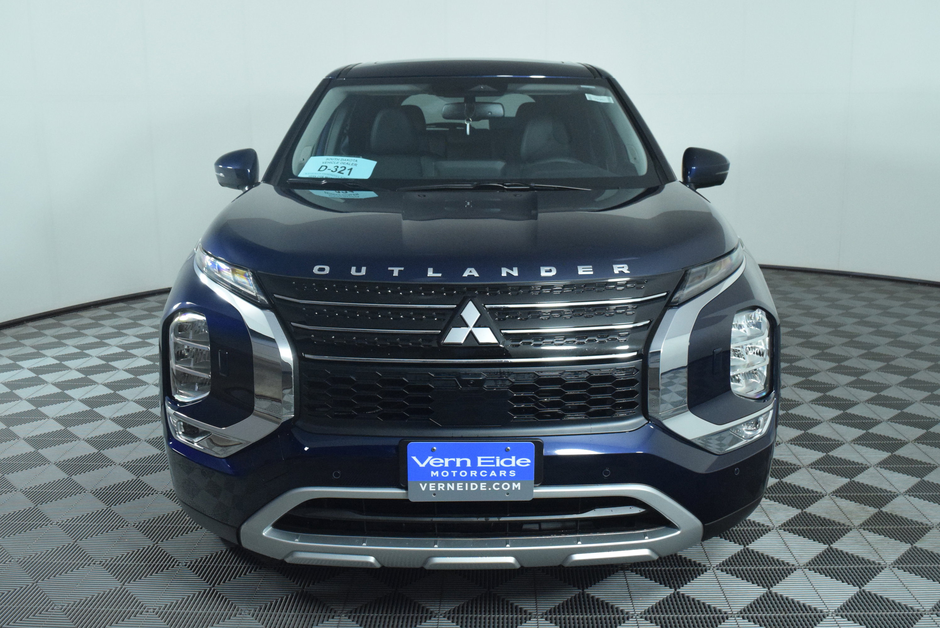 Used 2025 Mitsubishi Outlander SE image 3