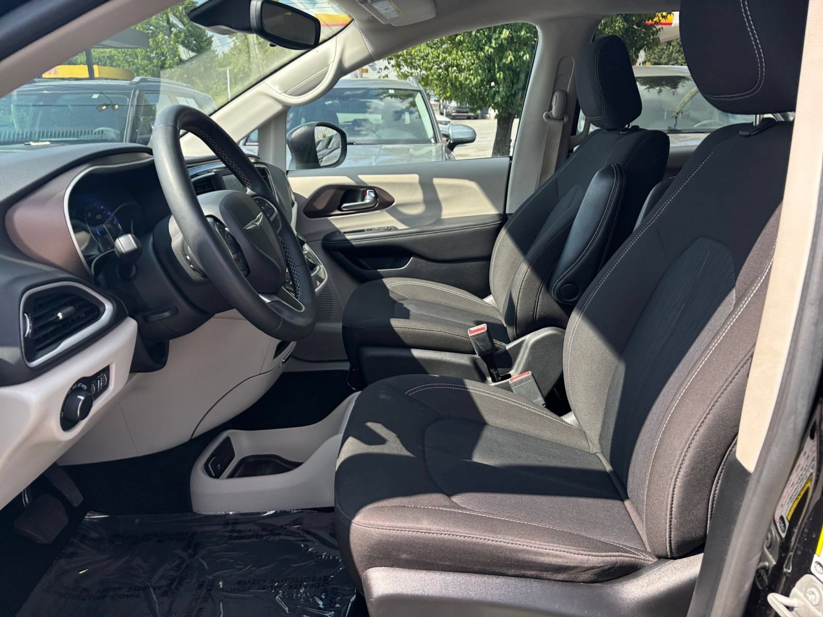 Used 2024 Chrysler Voyager LX FWD image 29