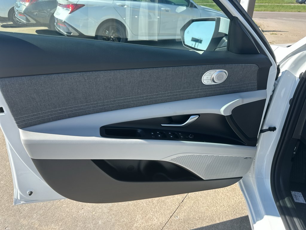 New 2026 Hyundai Elantra Limited FWD image 15