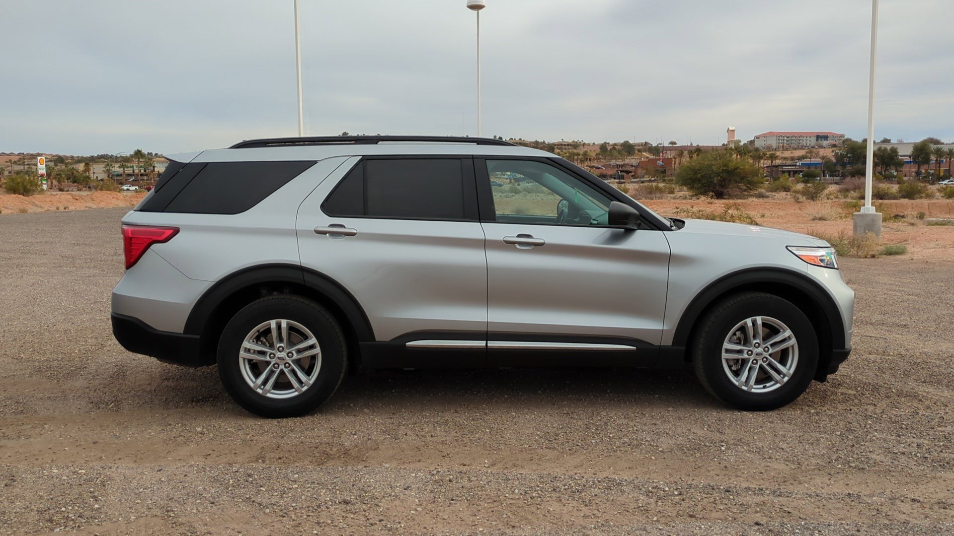 Used 2022 Ford Explorer XLT w/ Equipment Group 202A image 2