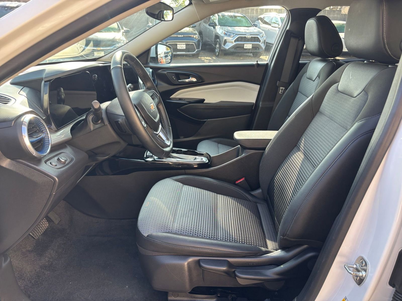 Used 2025 Chevrolet Trax LT w/ LT Convenience Package image 27