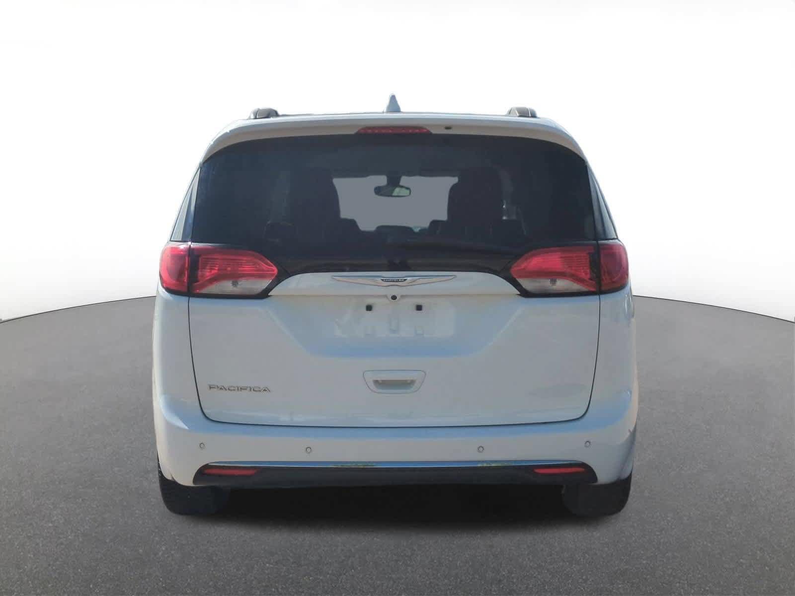 Used 2017 Chrysler Pacifica Touring-L FWD image 5
