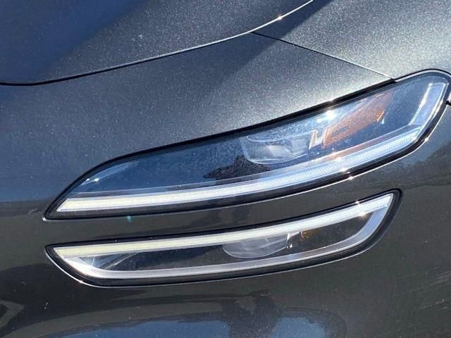 Used 2023 Genesis G70 2.0T image 9