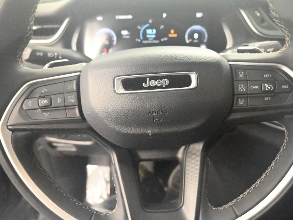 Used 2023 Jeep Grand Cherokee L Laredo image 38