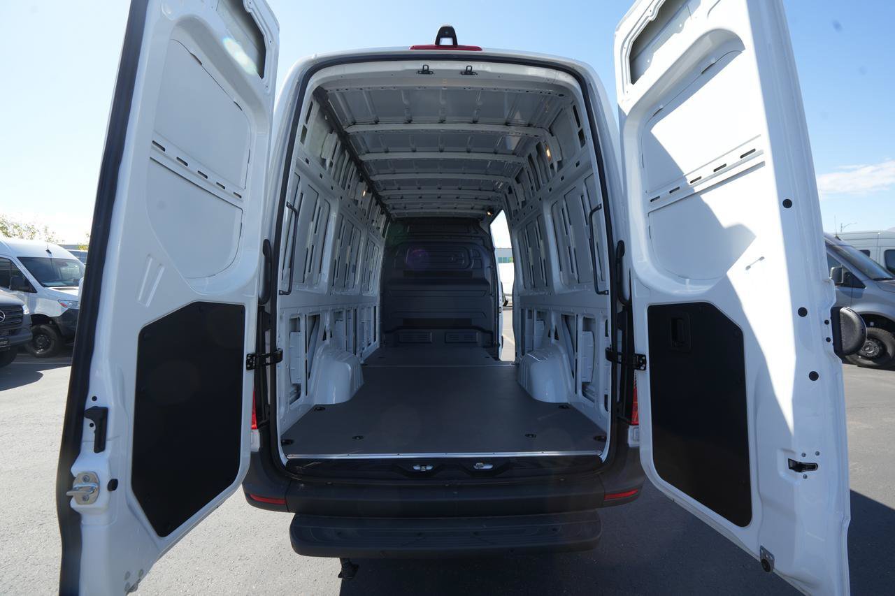 New 2025 Mercedes-Benz eSprinter 170 Cargo image 7