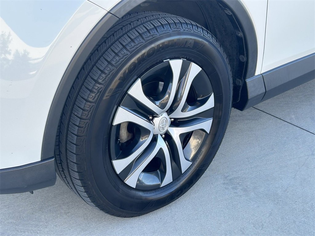 Used 2018 Toyota RAV4 LE image 9