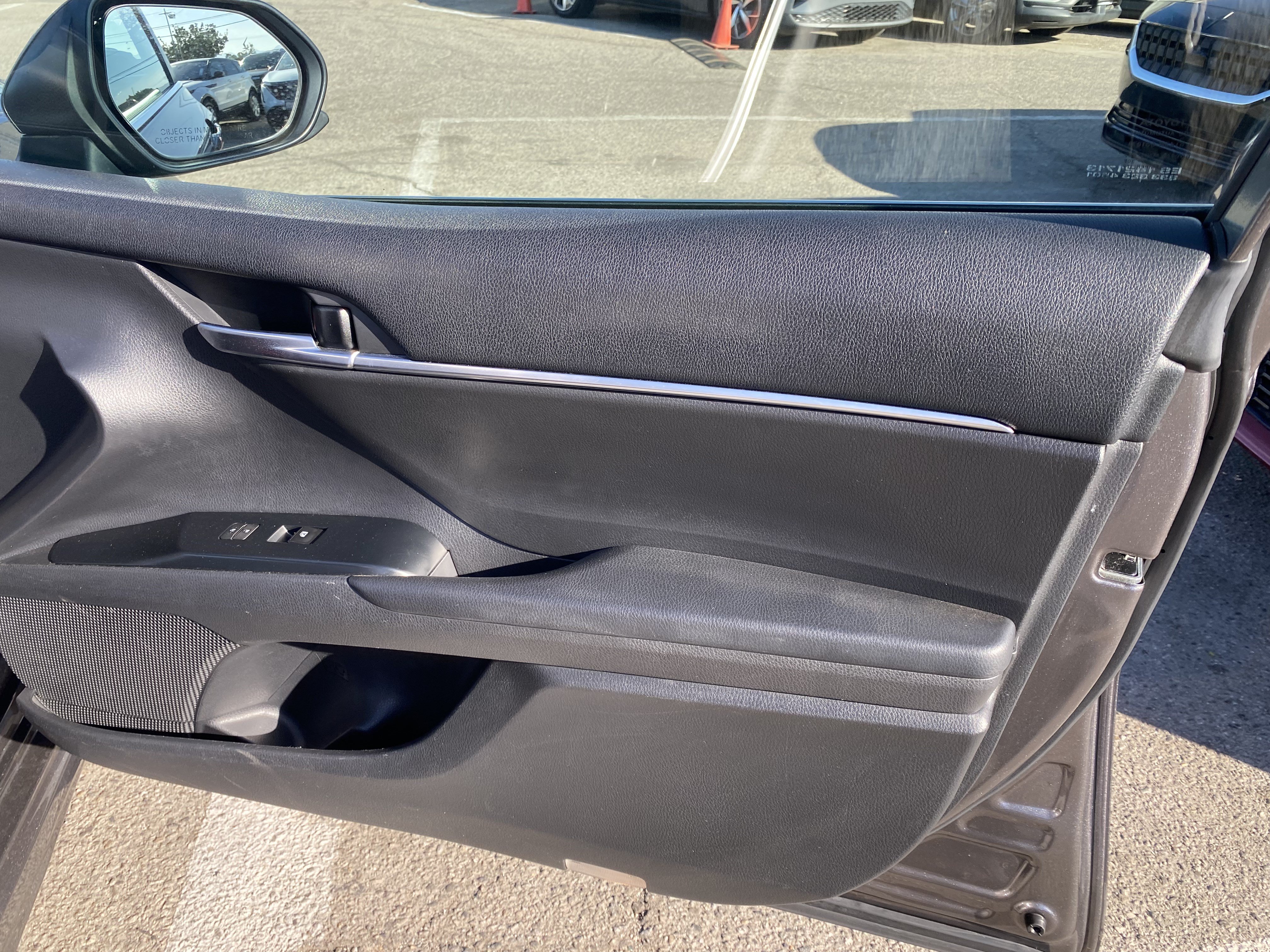 Used 2018 Toyota Camry SE FWD image 21