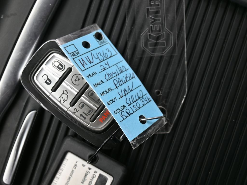 Used 2024 Chrysler Pacifica Select image 20