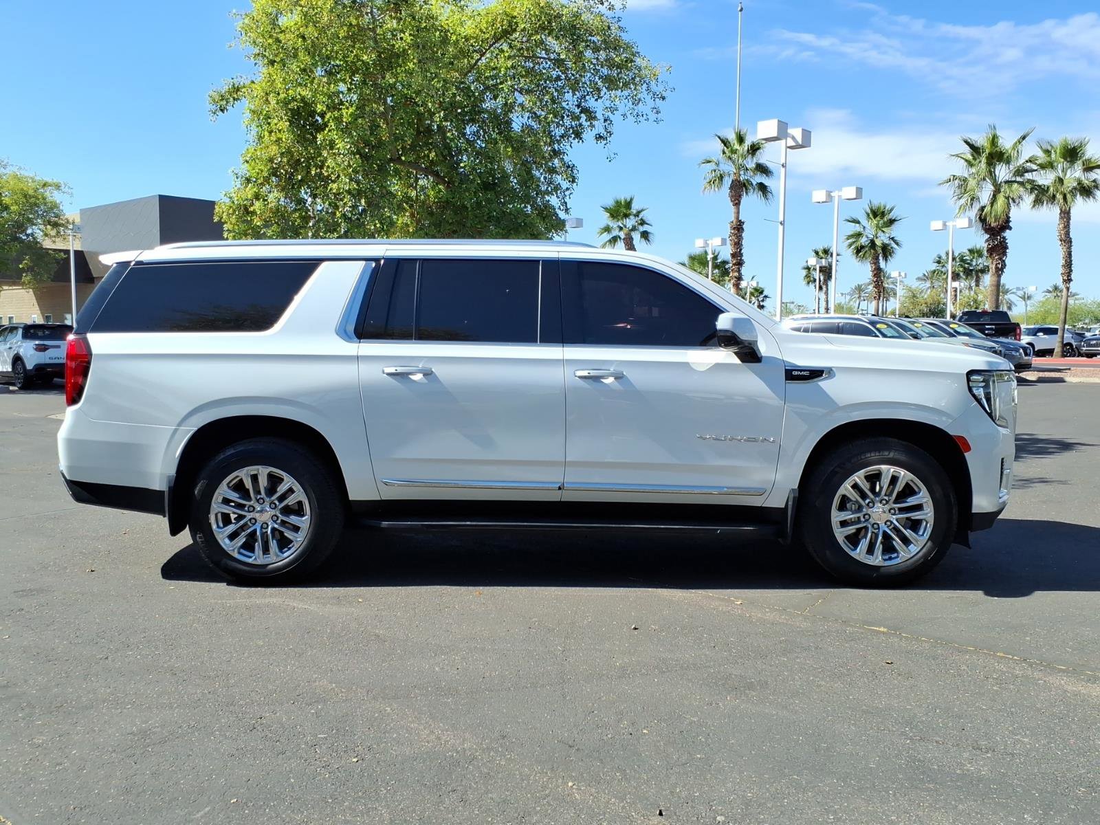 Used 2022 GMC Yukon XL SLT w/ SLT Premium Package image 6