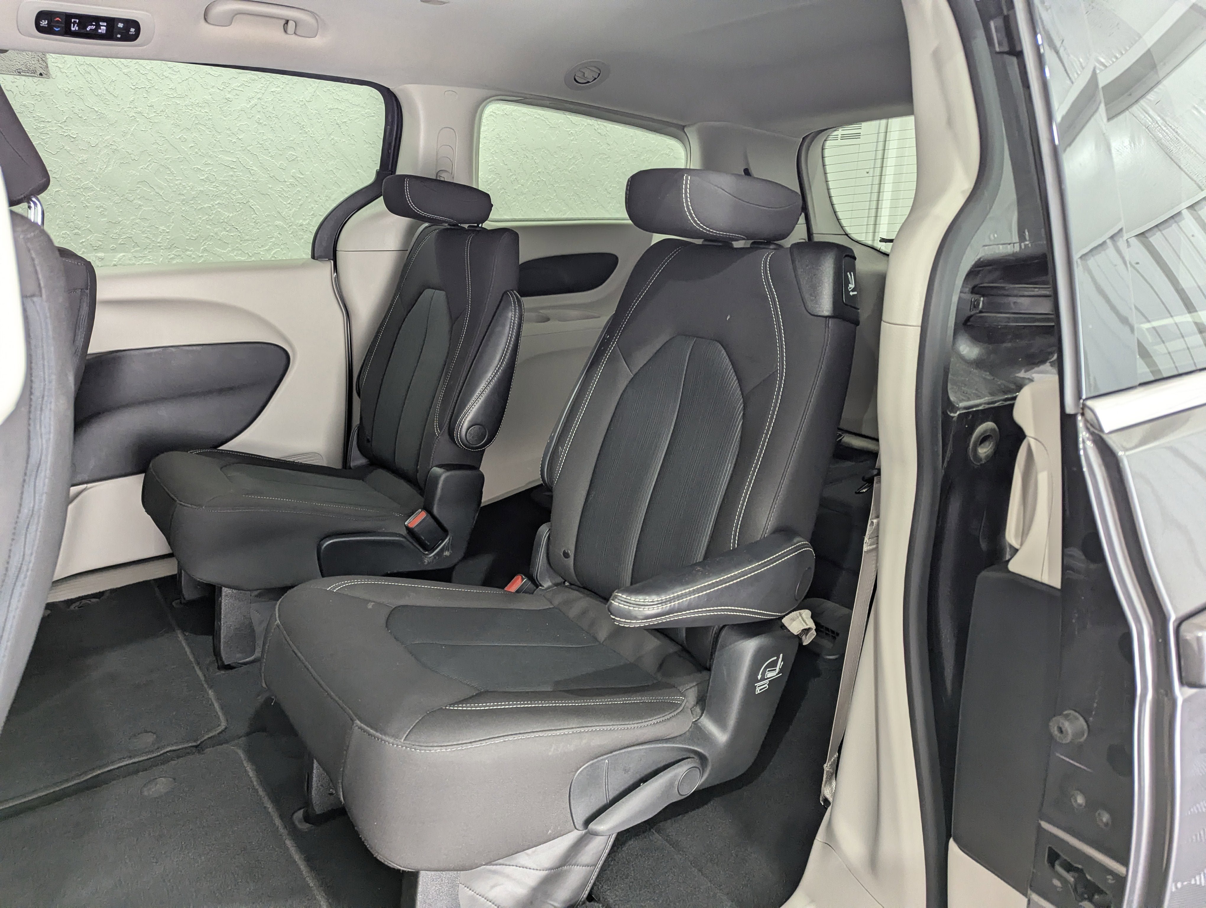 Used 2023 Chrysler Voyager LX FWD image 11