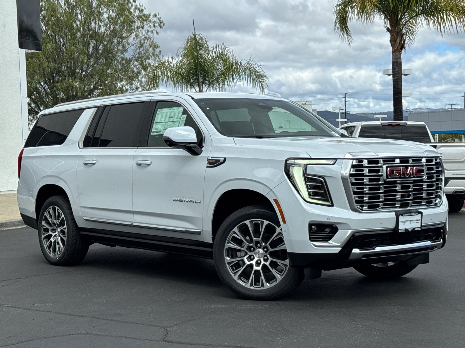 Used 2026 GMC Yukon XL Denali w/ Denali Reserve Package AWD/4WD image 2