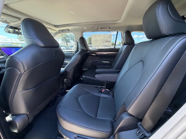 New 2026 Toyota Highlander Platinum AWD/4WD image 19