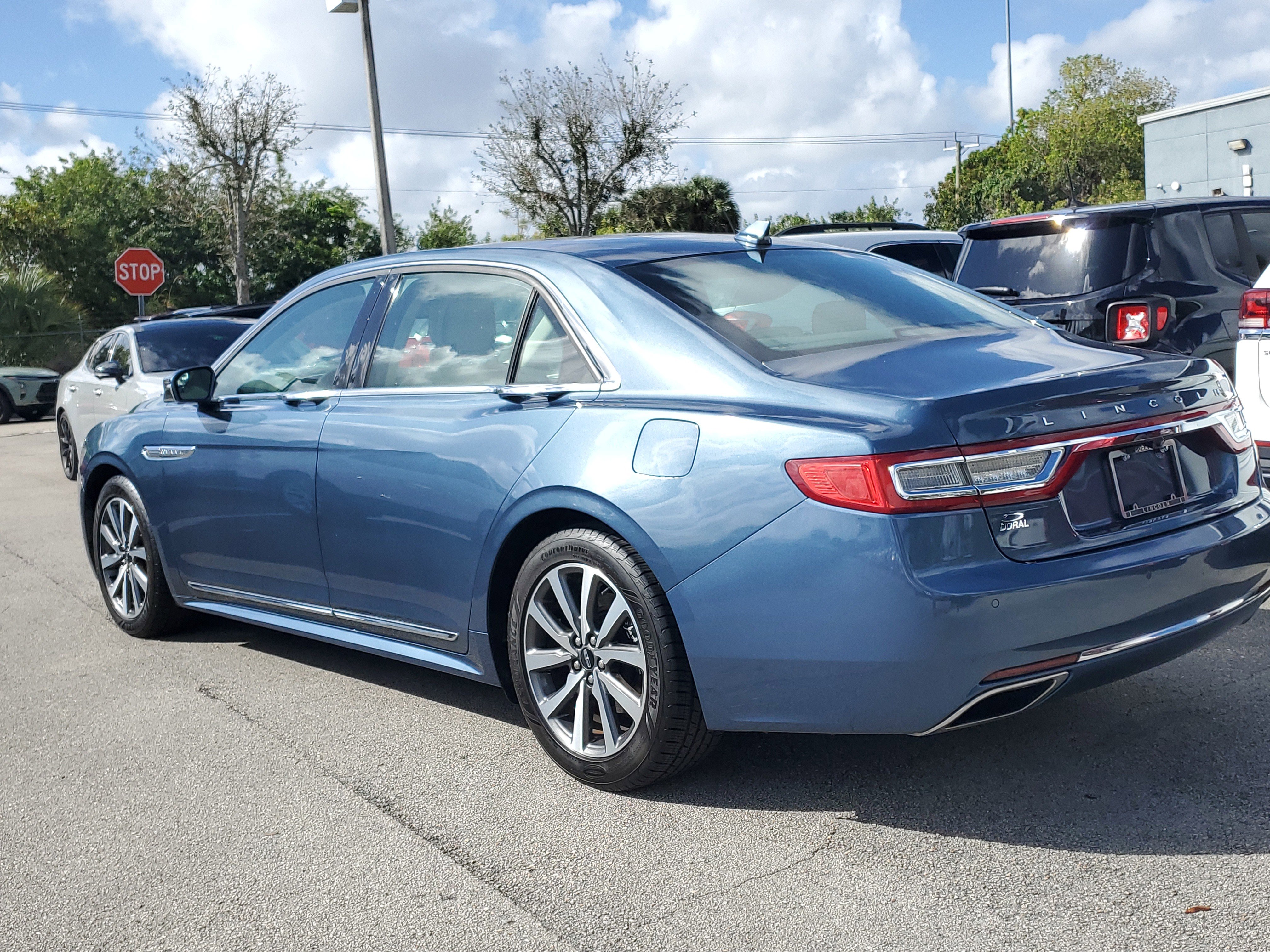 Used 2018 Lincoln Continental Premiere image 4
