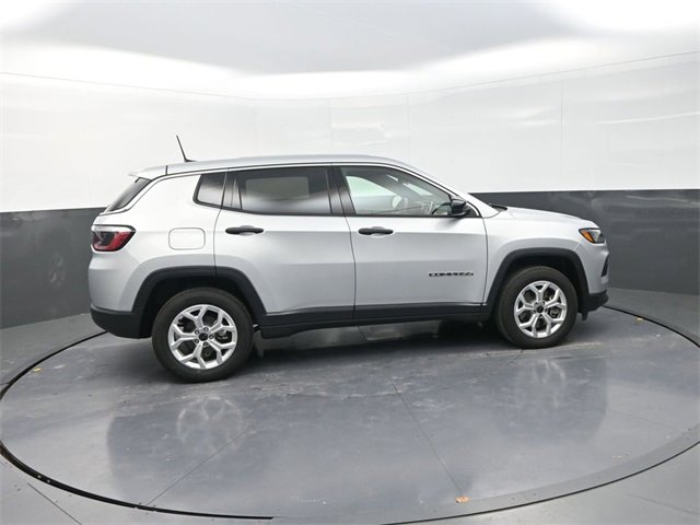 Used 2025 Jeep Compass Sport image 8