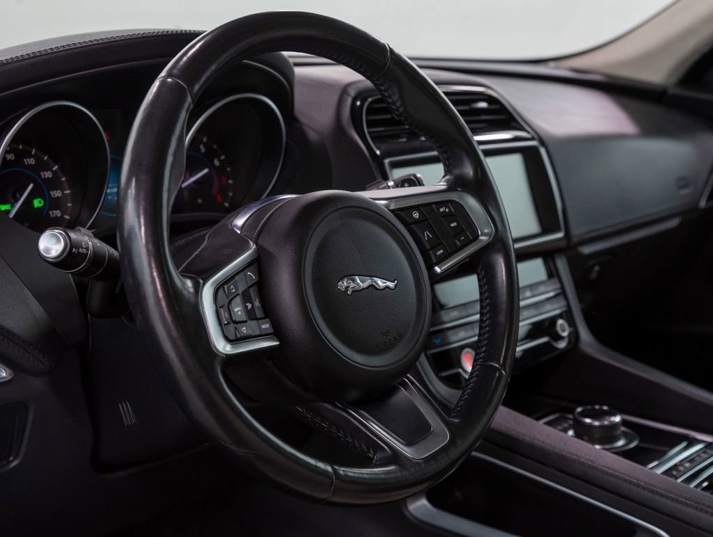 Used 2020 Jaguar F-PACE Prestige image 21