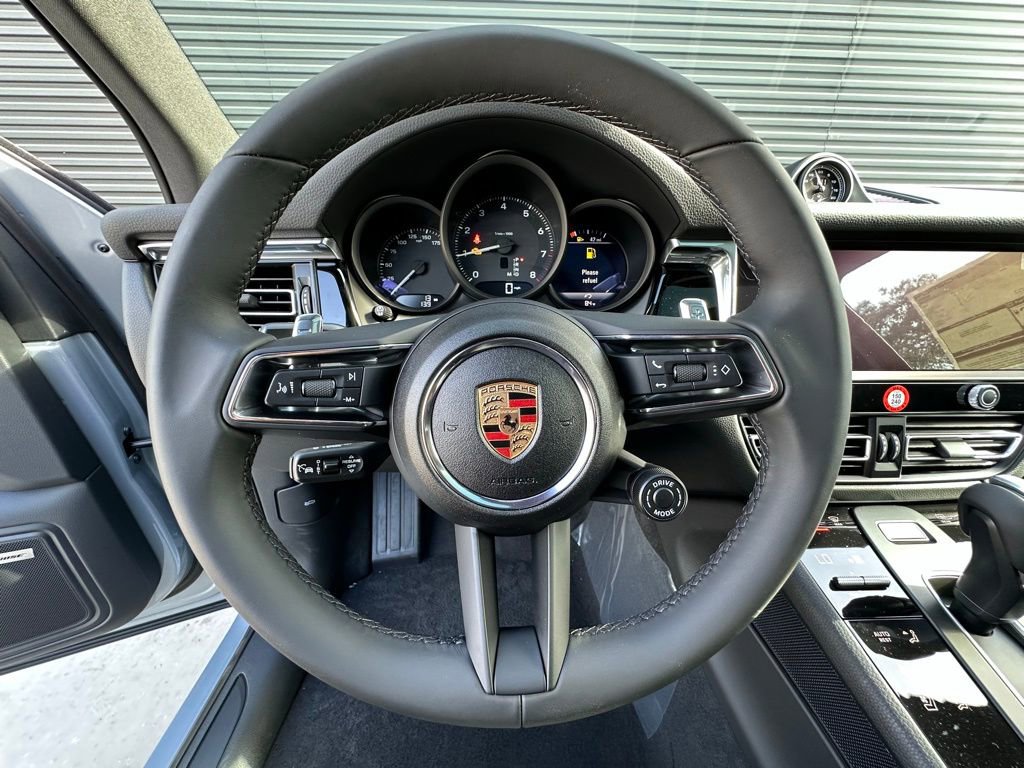 Certified 2025 Porsche Macan AWD/4WD image 18