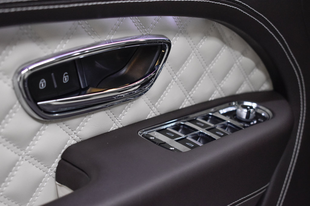 Used 2023 Bentley Bentayga AWD/4WD image 19
