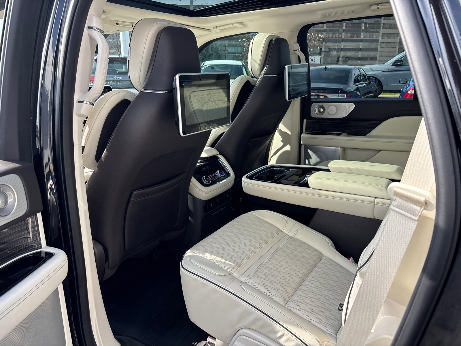 Used 2021 Lincoln Navigator Black Label w/ Cargo Convenience Package image 27