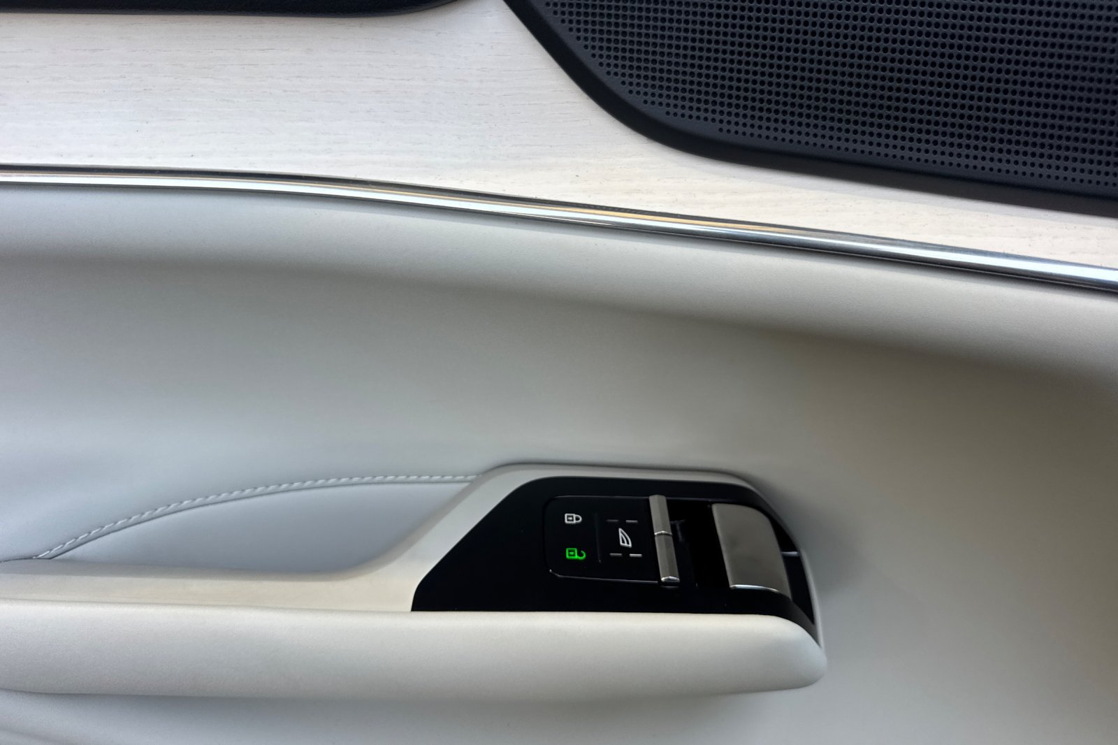 Certified 2025 Volvo EX90 Ultra AWD/4WD image 11