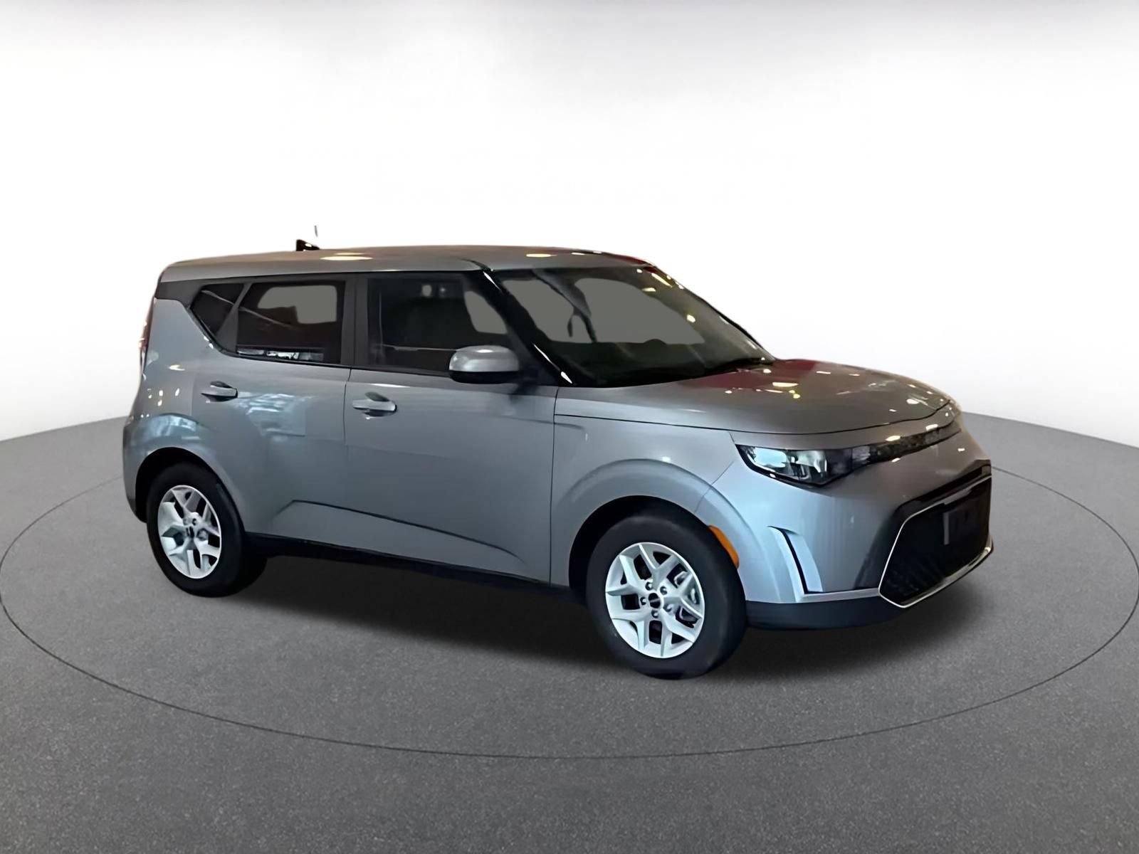 Used 2025 Kia Soul LX w/ LX Technology Package FWD image 8