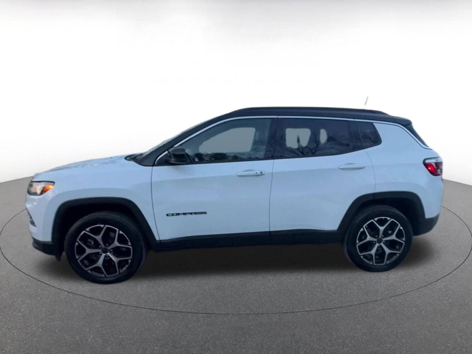 Used 2025 Jeep Compass Limited image 9