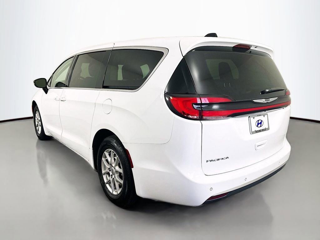 Used 2024 Chrysler Pacifica Touring-L image 7