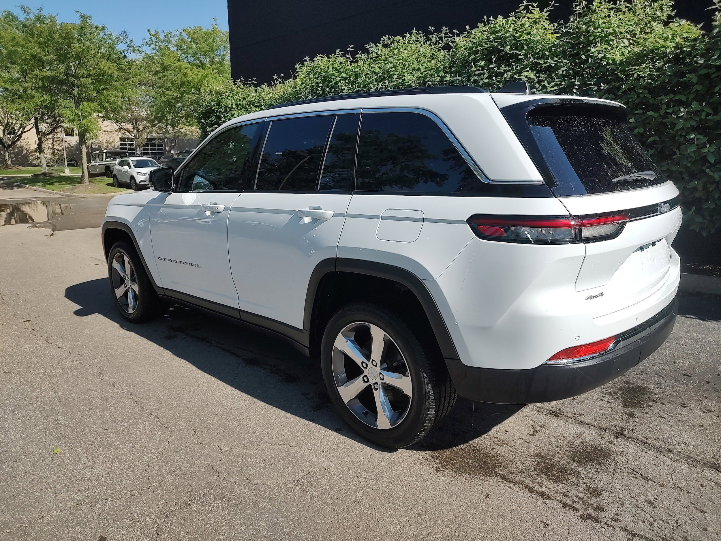 Certified 2025 Jeep Grand Cherokee Limited AWD/4WD image 2
