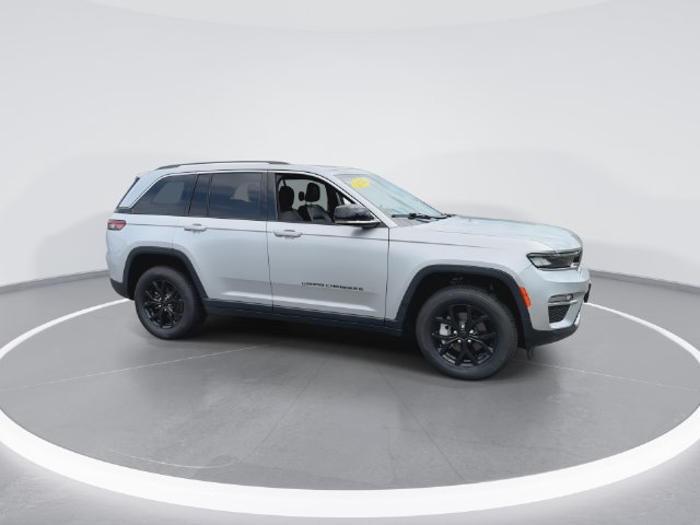 Used 2022 Jeep Grand Cherokee Limited AWD/4WD image 2